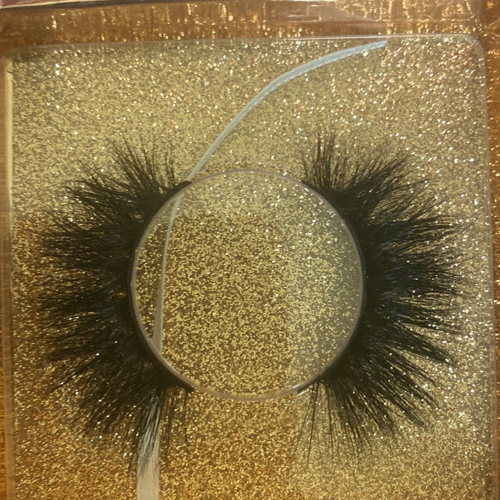 Lashes - Picture 10 of 16